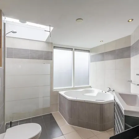 Spacious With Garden *