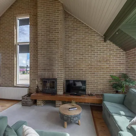 Villa Spacious With Garden