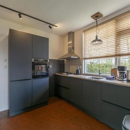 Villa Spacious With Garden