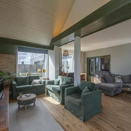 Villa Spacious With Garden
