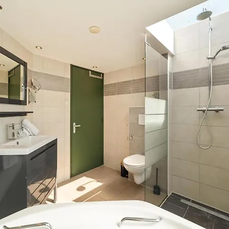 Spacious With Garden *