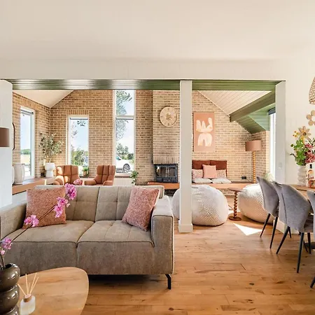 Villa Spacious With Garden