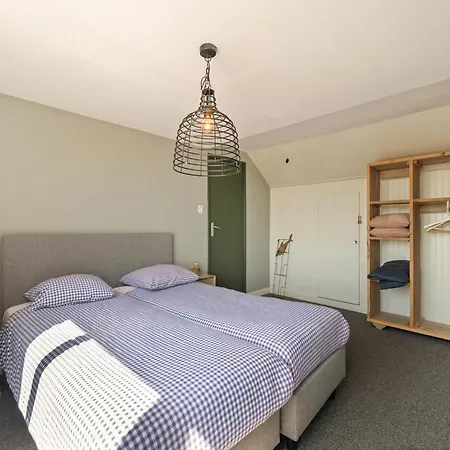 Spacious With Garden 别墅 *