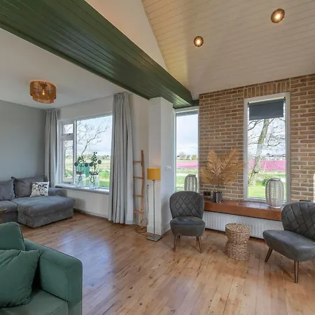 Spacious Villa With Garden Vila